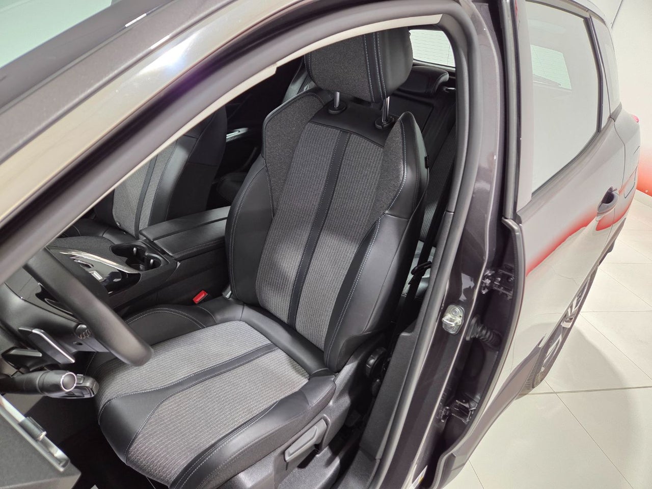 PEUGEOT 3008 Hybrid 225 eEAT8 Allure Pack
