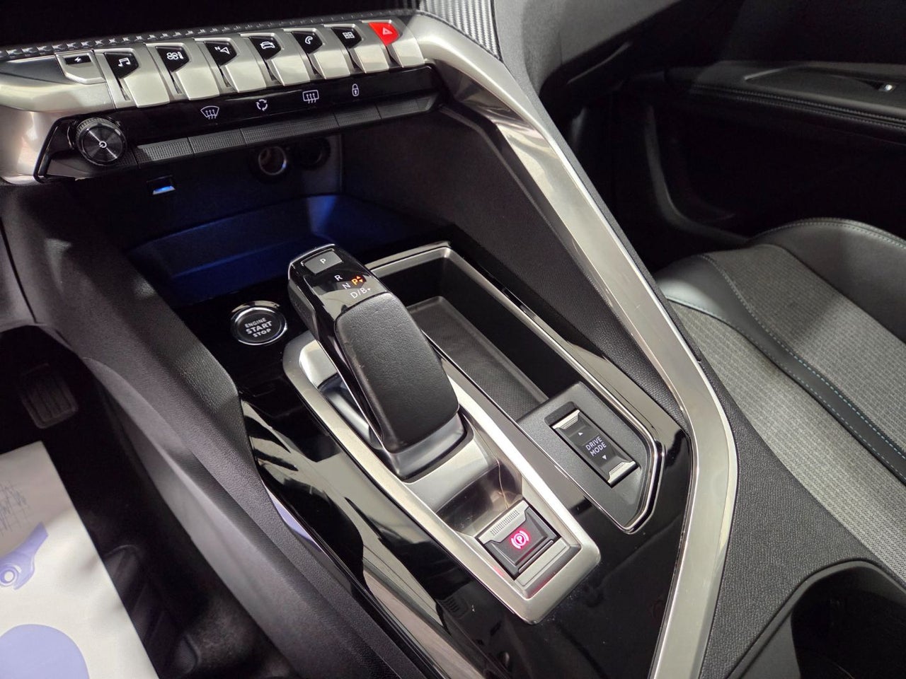 PEUGEOT 3008 Hybrid 225 eEAT8 Allure Pack