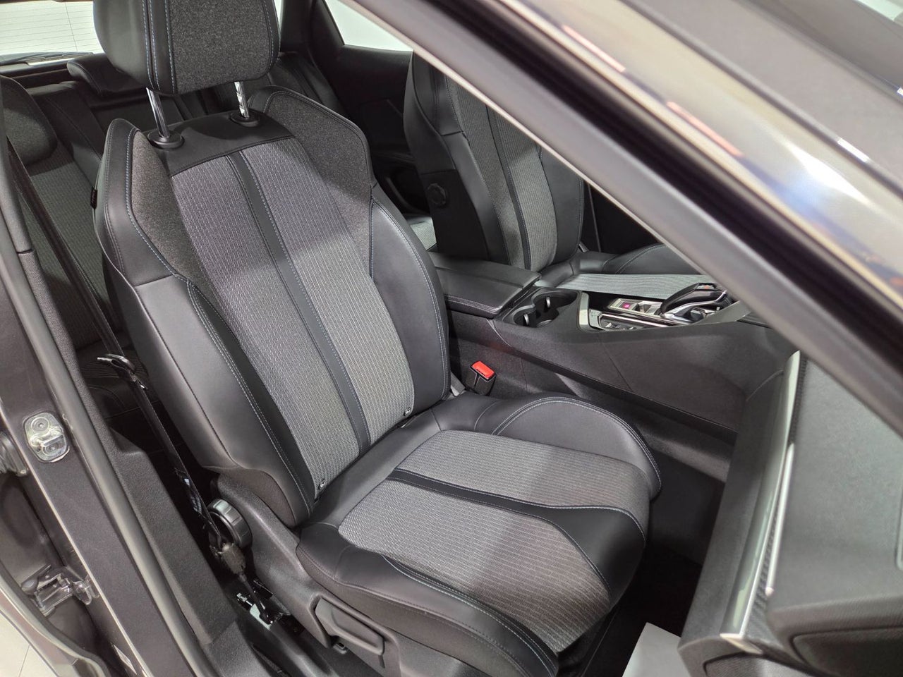 PEUGEOT 3008 Hybrid 225 eEAT8 Allure Pack