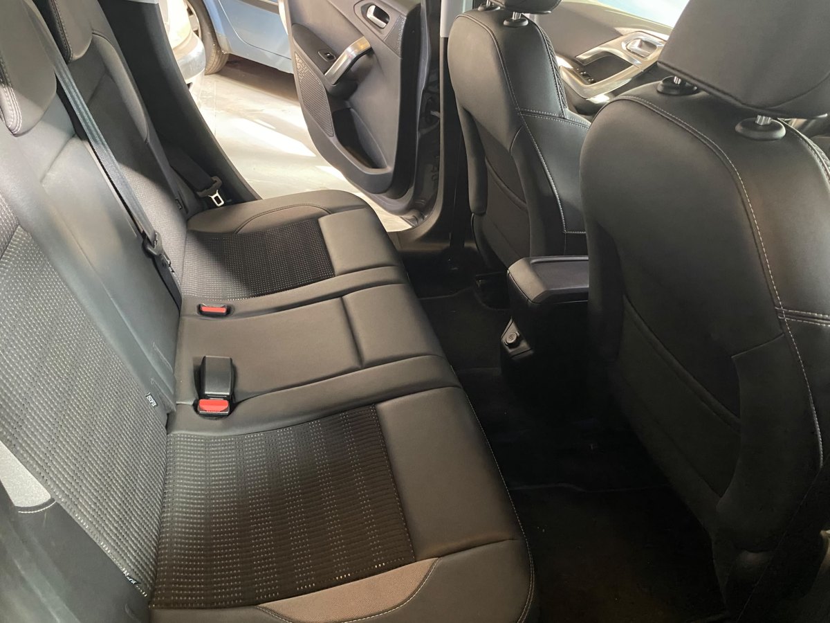 PEUGEOT 2008 Allure 1.6 eHDi 115
