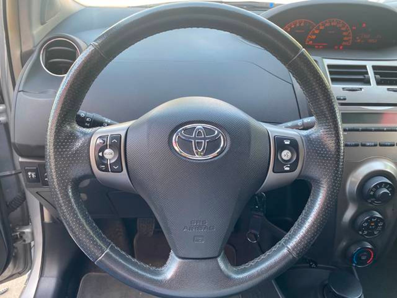 TOYOTA Yaris 1.3 VVTI Active