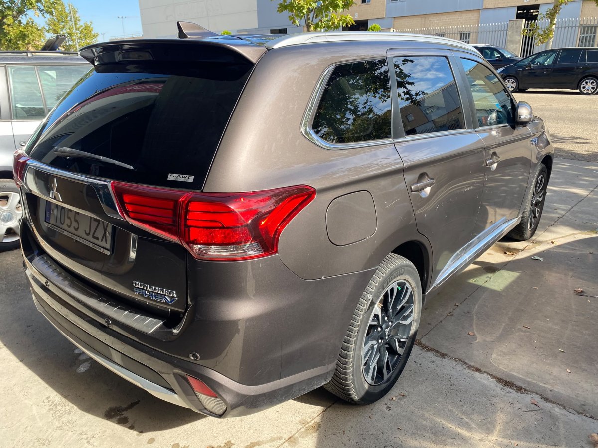 Mitsubishi Outlander 2.0 CVT 4WD PHEV 220 CV Intense