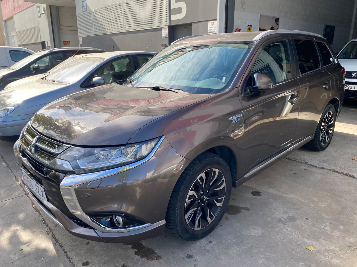 Mitsubishi Outlander 2.0 CVT 4WD PHEV 220 CV Intense